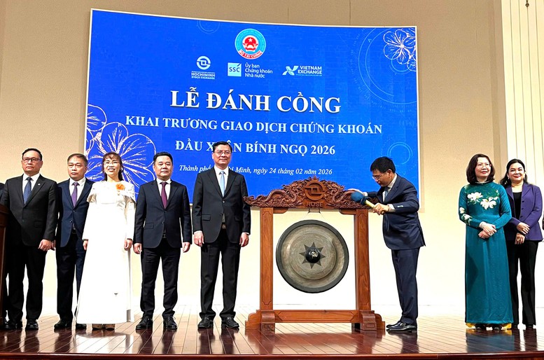 Thị trường chứng khoán khởi sắc trong ngày đánh cồng khai trương