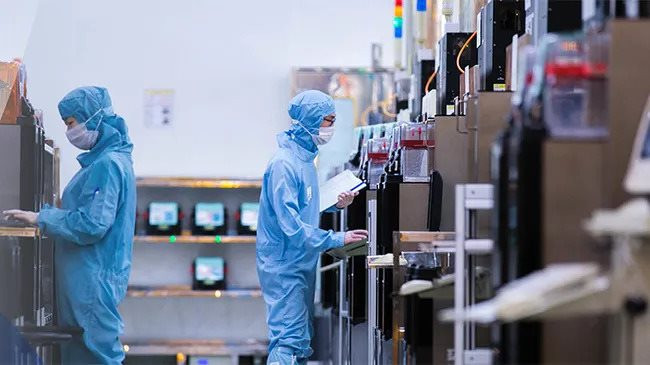 Thế giới chao đảo trước tin Trung Quốc đã làm được máy quang khắc DUV: Bức tường cản họ lên “ngai vàng” sụp đổ rồi?